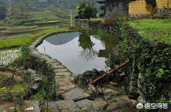 猫叔草帽开车图:农村里的石板路是怎么来的？