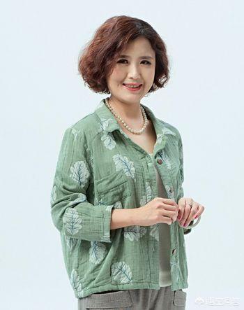 中老年人的发型六十岁的老年女性怎样烫发好看