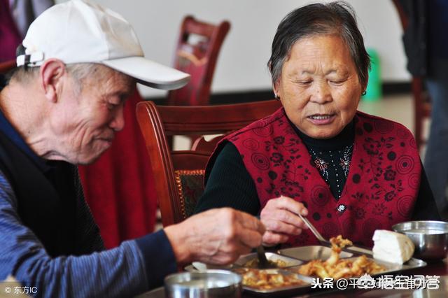 身体臭的原因是什么:为什么有的女人身上总有臭味，是什么原因引起的？ 身体很臭是什么原因引起的