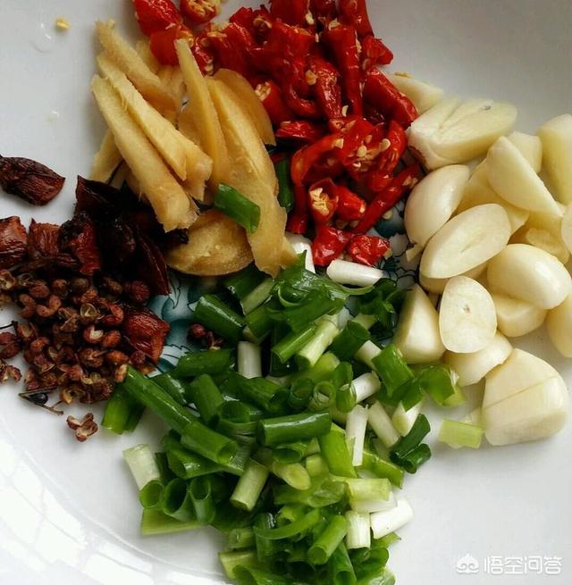 在家如何做好吃的辣椒油，自制辣椒油的时候，炸剩下的香葱、洋葱等香料还有什么作用吗？