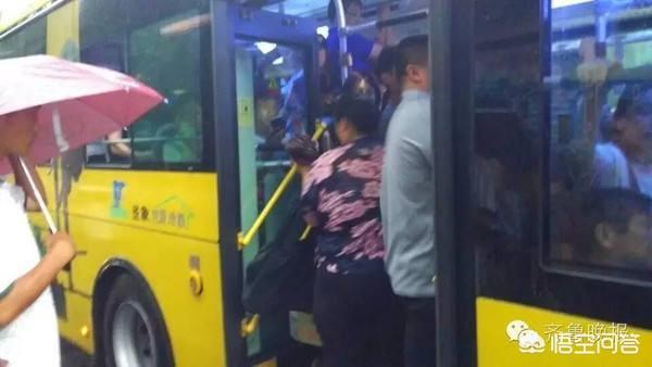 公交车让座为何现在变了味，因在公交车上让座晚而被骂了一路的人有错吗