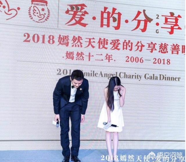 李亚鹏女儿照片:没有王菲参加俨然慈善晚宴，李嫣帮父亲李亚鹏助阵表现怎么样？