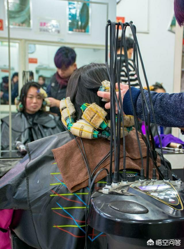头条问答 - 图便宜去了家小理发店烫头发,结果头皮超级痒头发还烧伤了