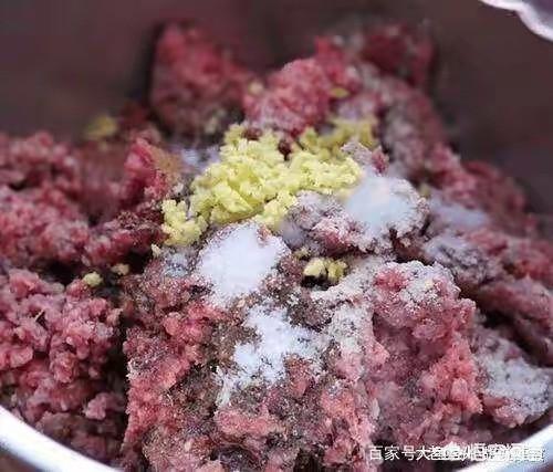 牛肉饼的做法,牛肉馅饼怎么调馅，都放什么？