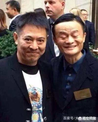 成龙给向华强下跪:周润发竟三次向郑少秋下跪郑少秋到底做过什么？