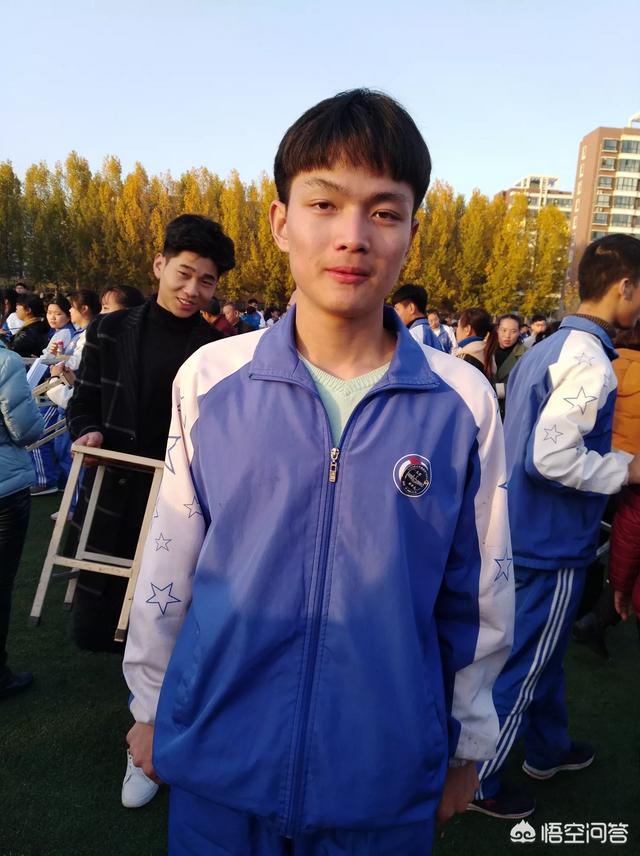 头条问答 - 某中学为教会学生感恩,安排2000名高三学生向父母磕头
