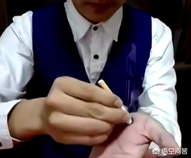 《海上钢琴师》中为何钢琴被弹的热烫,琴弦可以起火点燃香烟,手为什么没有烫伤？