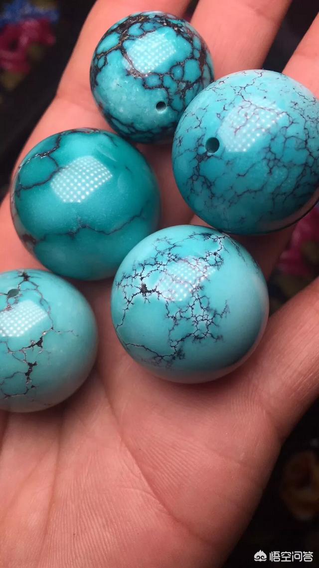 翡翠注胶和没注胶对比,绿松石注胶怎么看？注胶的绿松石是假的吗？