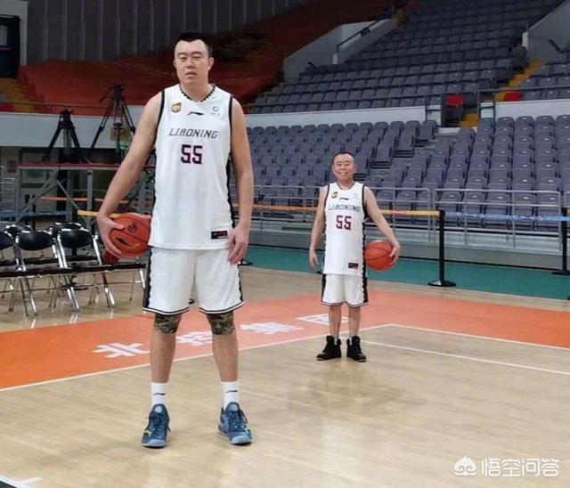 韩德君抱起潘长江:韩德君合影潘长江，网友调侃“CBA最强双塔诞生！”你怎么看