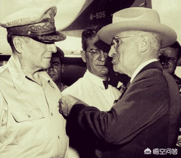美国五星上将麦克阿瑟是怎样被解职的？为什么？插图63