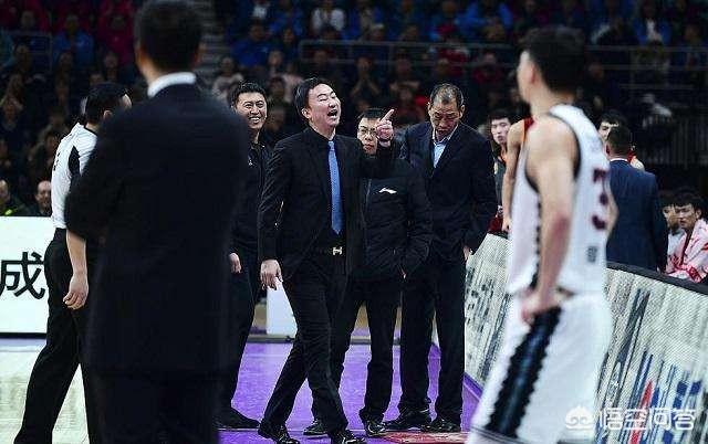 NBA裁判在保安的保护下看视频回放,球员教练不敢去围看大闹,而CBA却敢,为什么？