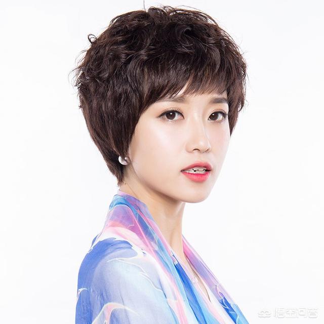 头条问答 - 50岁左右的女性剪什么样的头发会看起来显年轻呢?