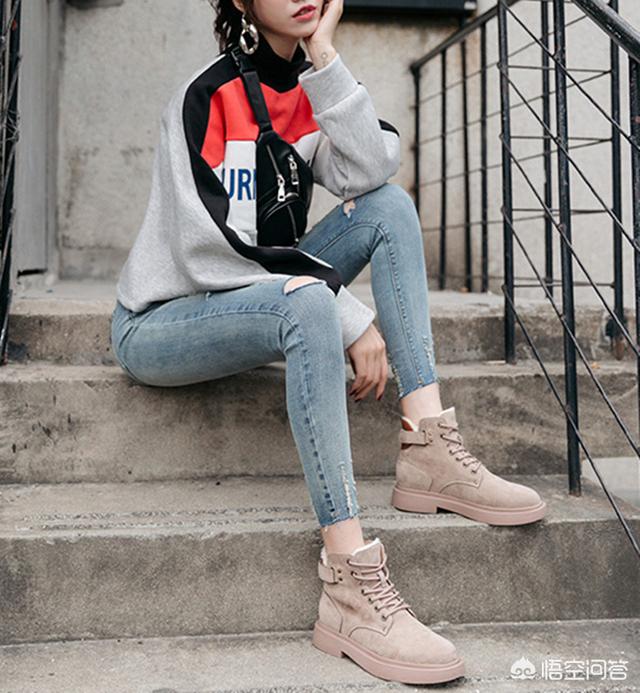 米色中筒马丁靴怎么搭配衣服