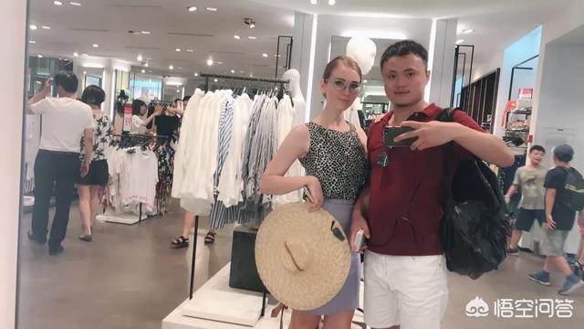 俄罗斯美女与大黄狗:俄罗斯美女嫁中国是否是彻头彻尾地媒体炒作的谎言？