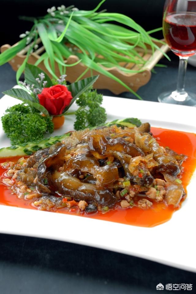 头菜是彰显档次的,过去古代时筵席的名称都已头菜命名,鱼翅席,海参席