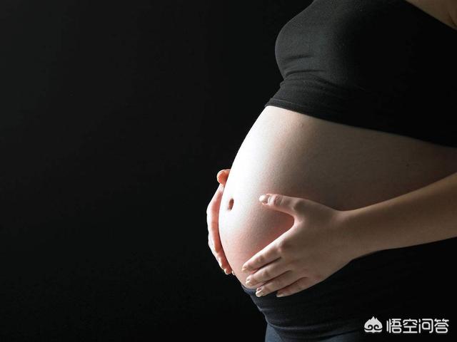 孕妇肚脐里的黑色硬物可以抠出来吗，孕妇肚脐眼里的黑色硬物可以抠出来吗？