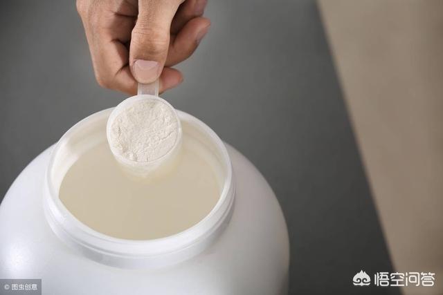 为什么有的乳清蛋白粉的营养成分表里蛋白质含量超过100%？