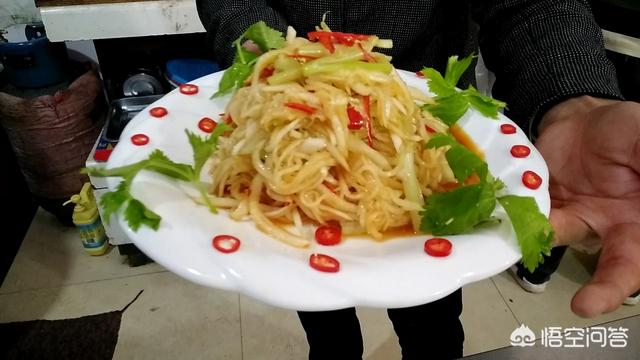 知名连锁熟食店老鼠乱窜？，在饭店吃出蟑螂，厨师称不就是个虫吗，你怎么看