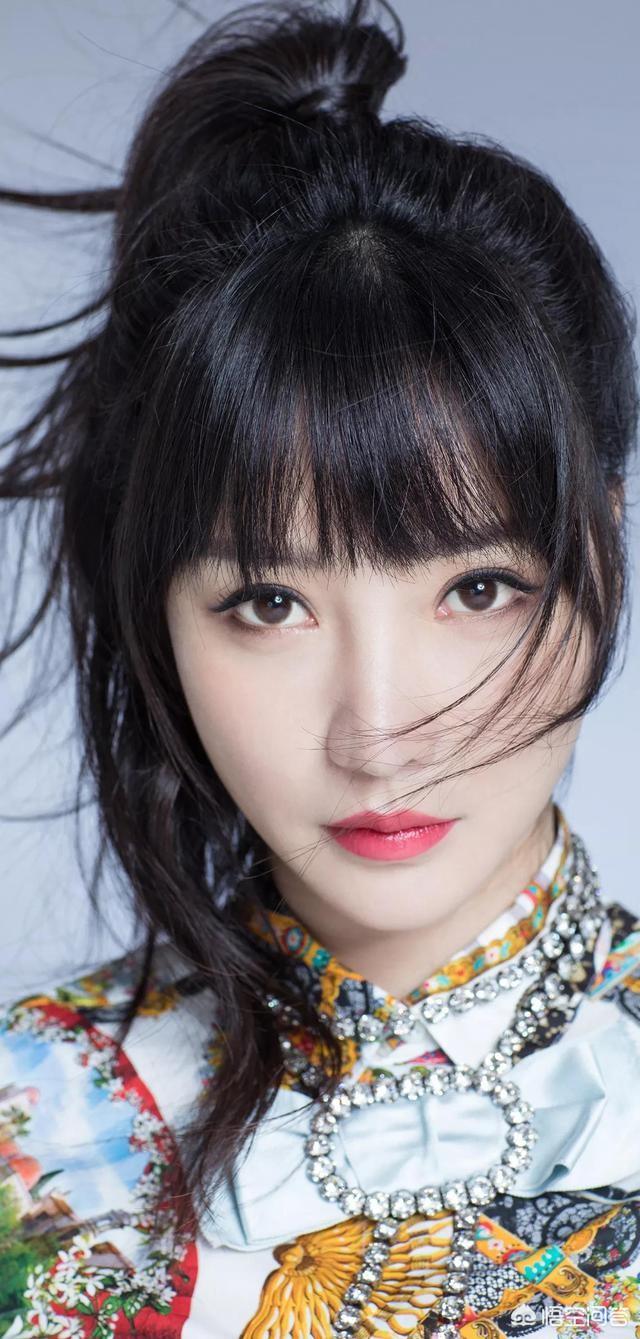 为什么微信译成英文叫WeChat,而不叫其它？既然是时代新生名词,有何特别的意义？