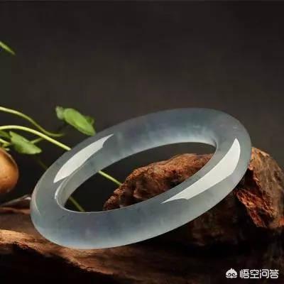 玉手镯图片女款大全,40岁的女人，戴什么颜色的玉镯子好看？