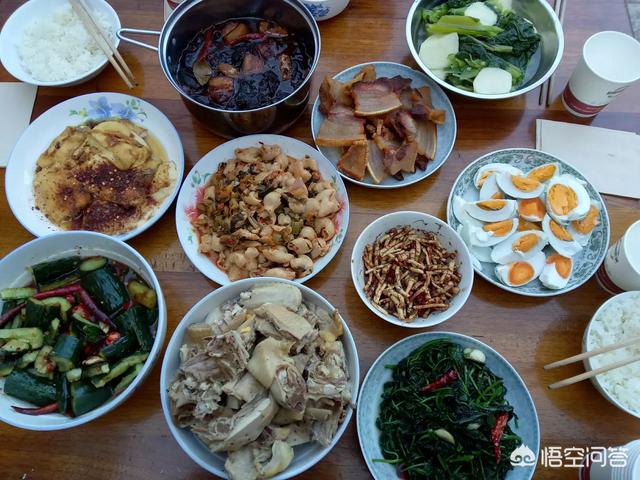 农村有句俗语“桌上不摆三盘菜”是什么意思？