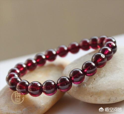 女人戴石榴石的禁忌,请问一下石榴石手链适合女士佩戴吗？