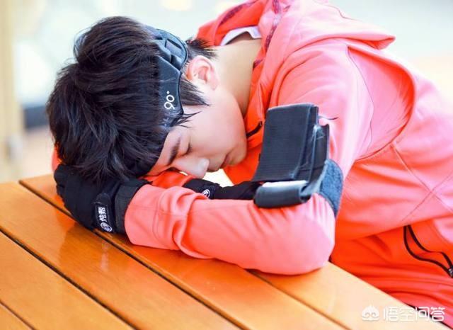 易烊千玺整容:为什么很多人对TF boys不感冒，但是却独爱易烊千玺