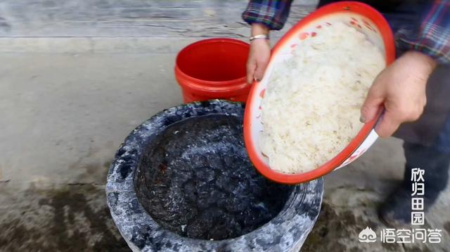 扒糕主要以什么食材做的，农村过年时吃的糍粑是怎么做出来的用糯米还是粳米