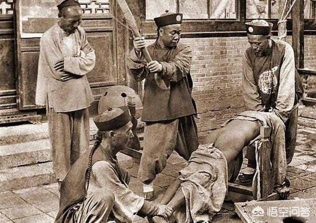 头条问答 - 为什么有些影视剧中人挨板子的时候要咬着根木棍?