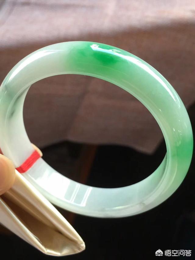上万的翡翠手镯图片,几万左右的翡翠手镯是什么样子的？