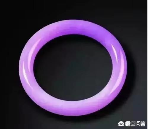 玉镯带紫色是什么玉,年轻人戴紫罗兰翡翠手镯可以吗？