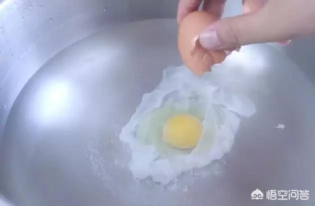 居家做荷包蛋，怎样做才会“蛋白水清”、鸡蛋不会碎