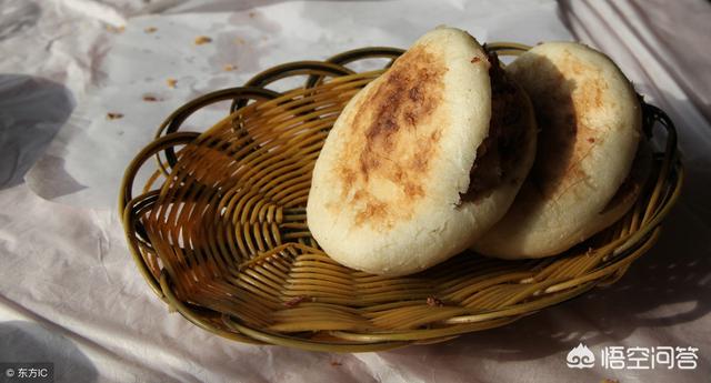 三十晚上吃"火烧"翻身年三十傍晚"着听",也就是放鞭炮,烟花,家家户户