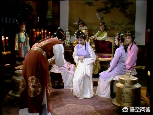 春节抱拳拜年祝福,究竟是右手包左手,还是左手包右手？