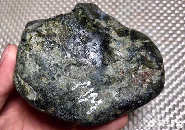 岫玉原石假皮怎么鉴别,为什么网上有人抱怨翡翠原石骗人？