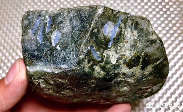 翡翠原石人工假皮,为什么网上有人抱怨翡翠原石骗人？