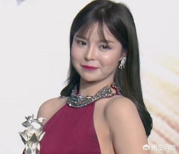 斗鱼年度颁奖典礼成主播“照妖镜”,周二珂最美,冯提莫的鞋底成全场焦点,你怎么看？