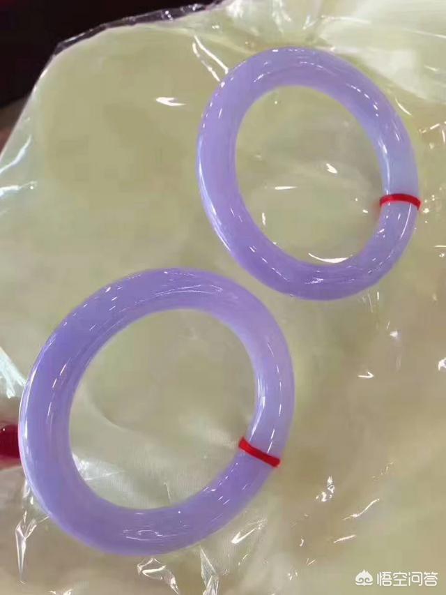 玉镯带紫色是什么玉,年轻人戴紫罗兰翡翠手镯可以吗？