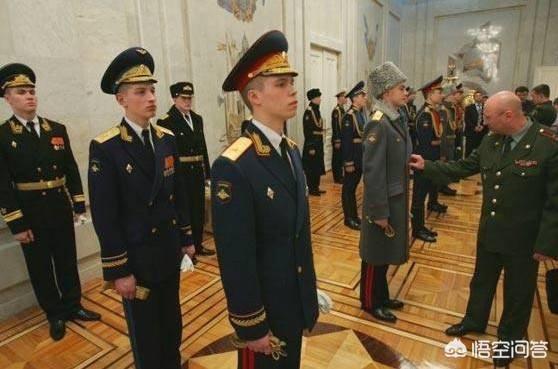 俄罗斯军服上资历章的具体内容是怎样的？