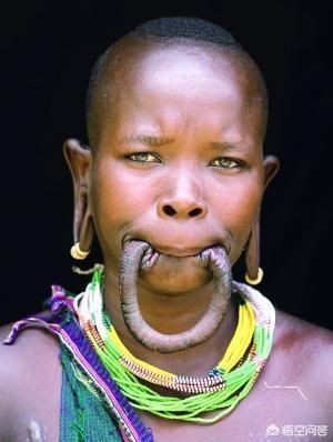 唇盘怎么弄的，为什么有些非洲原始部落的人要戴唇盆？