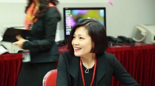 哈文的父亲是谁:哈文去看李咏他父母亲吗？