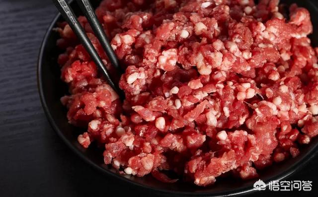 你认为牛肉馅的馄饨里放鸡蛋、淀粉和花椒水哪个味道会更好？有什么方法使之吃起来不硬也不发柴？
