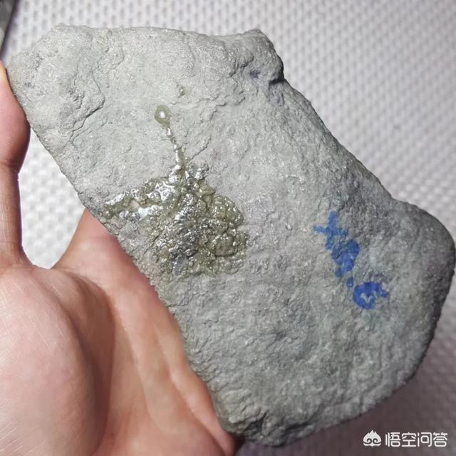 沙皮图片:莫西沙敞口的翡翠原石有哪些比较显著的特点？