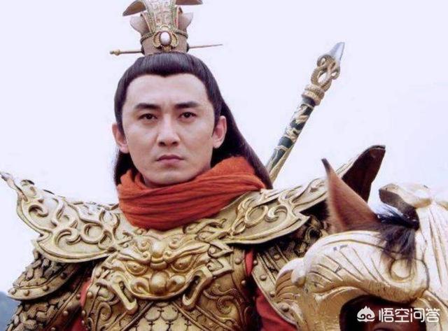 裴元庆手中一对八棱梅花亮银锤,每个重150斤,两个共重300斤,两膀一晃