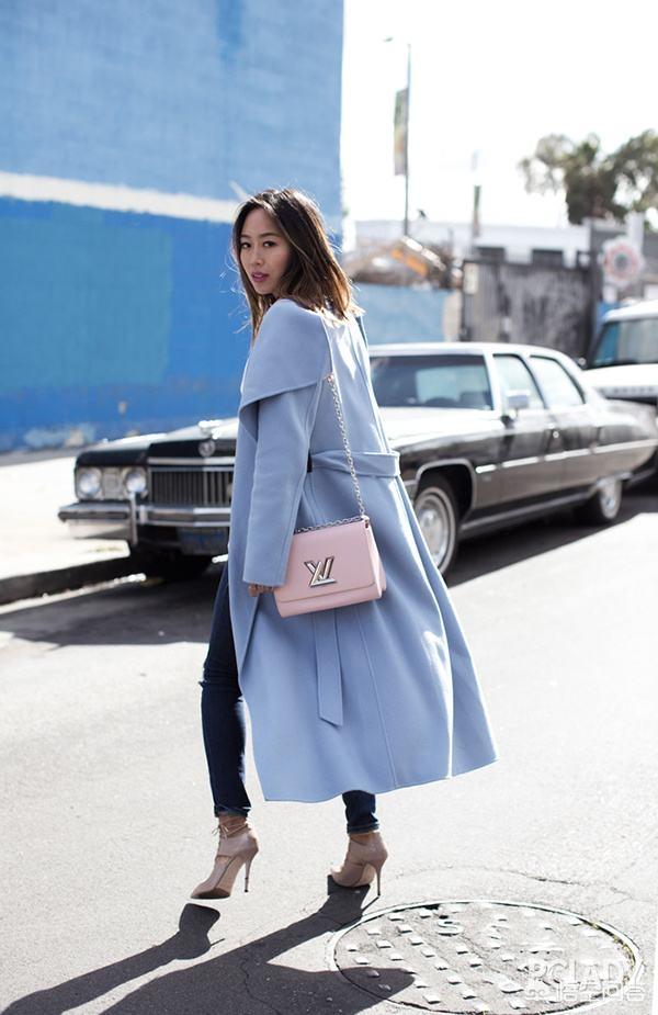 搭配蓝色,可以用一些其它颜色的小单品点缀整体造型,比如浅色的包包和