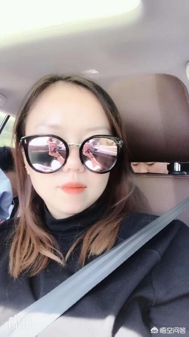 女孩爱上男孩会有什么表现？