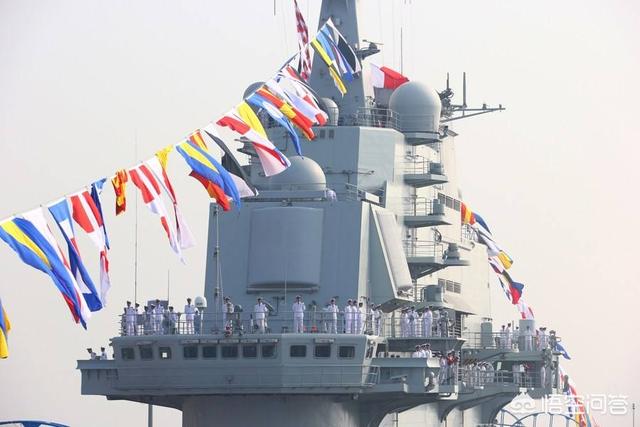 为什么有些军舰下水时要挂很多的旗子这是什么意思