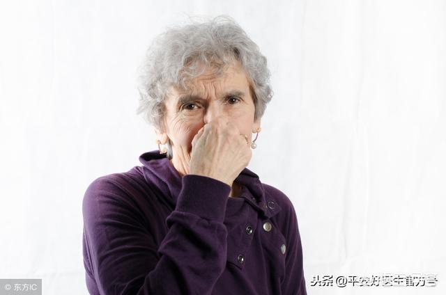 身体臭的原因是什么:为什么有的女人身上总有臭味，是什么原因引起的？ 身体很臭是什么原因引起的