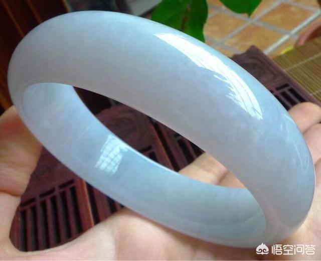 上万的翡翠手镯图片,几万左右的翡翠手镯是什么样子的？