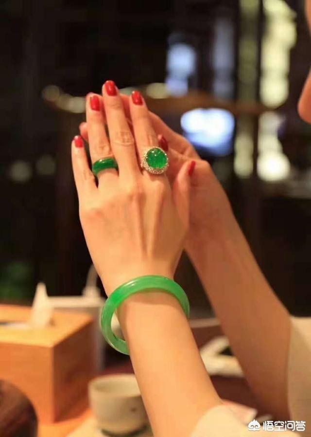 佩戴翡翠有什么讲究,如何佩戴翡翠才能显得有格调？